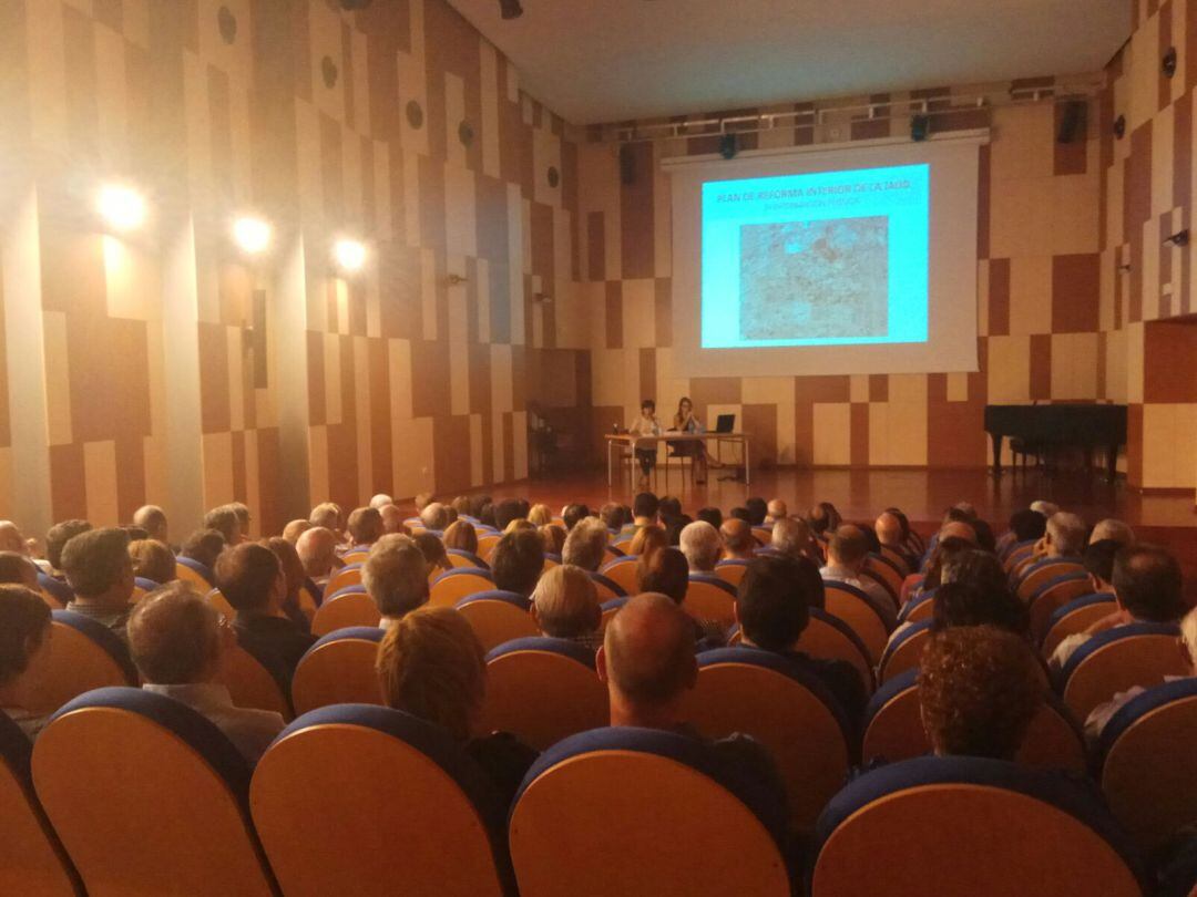 Una de las reuniones con los afectados por el PRI de La Jaud en Elda