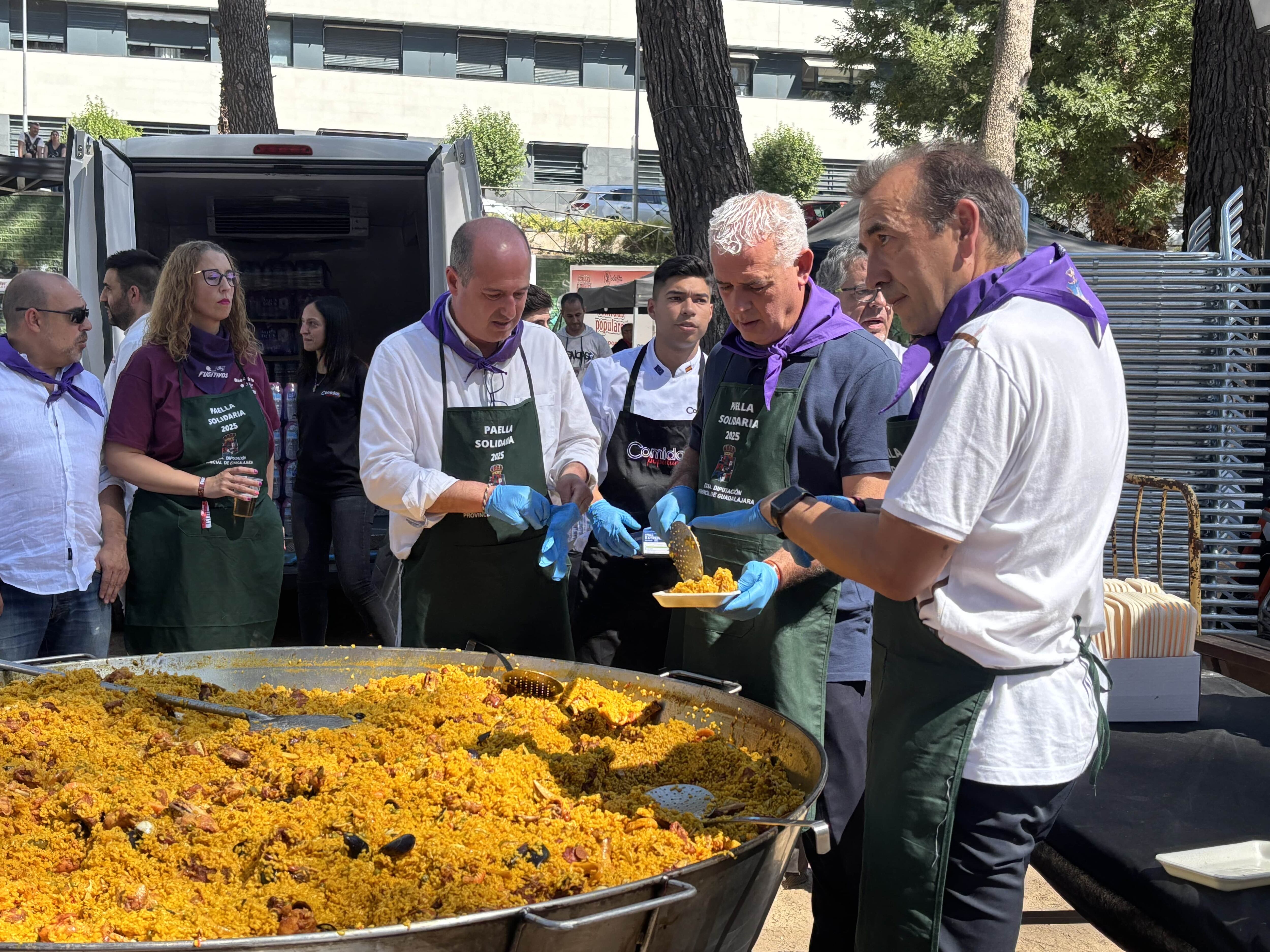 José Luis Vega y Alberto Rojo repartiendo raciones de paella