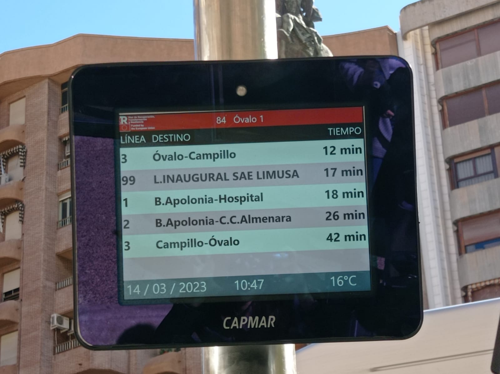 La pantalla digital de una parada de autobús de Lorca muestra en tiempo real el tiempo medio de espera