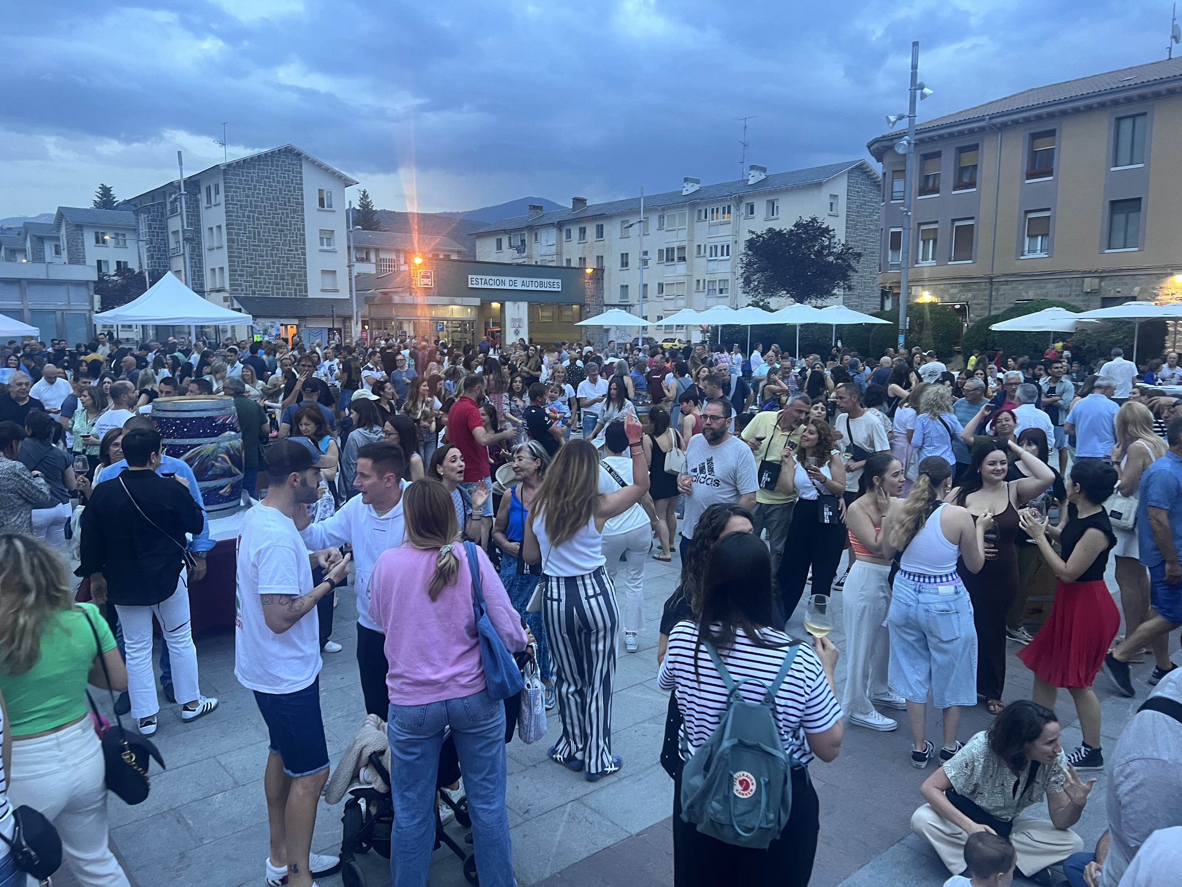 Ambiente en la Plaza Biscós en Somontano en Ruta Jaca 2024. Foto: Ruta Vino Somontano