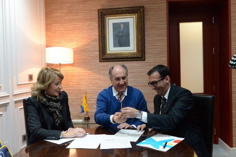 Firma convenio Ayuntamiento y La Caixa