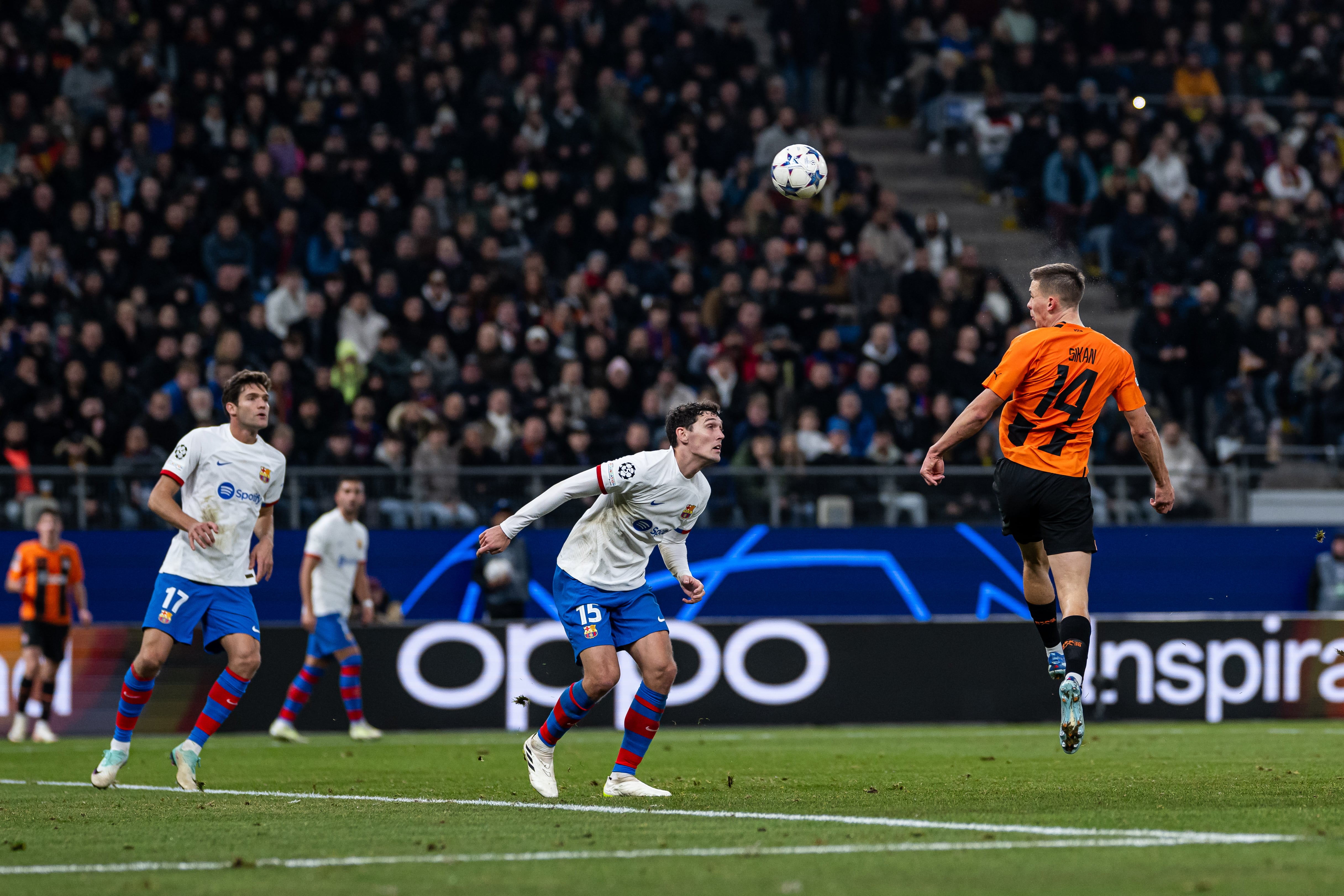 Sikan remata de cabeza para el gol del Shaktar en el minuto 40&#039;