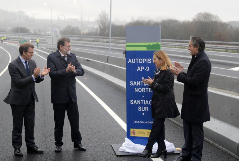 El presidente del Gobierno, Mariano Rajoy, acompañado por el presidente de la Xunta, Alberto Núñez Feijóo, la presidenta del Congreso de Los Diputados, Ana Pastor, y el ministro de Fomento Iñigo de la Serna, durante la puesta en servicio de la ampliación 