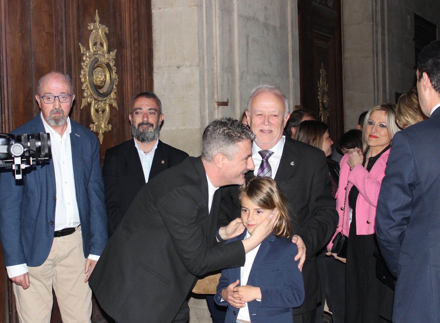 Toni Miranda, junto al Sant Jordiet, poco después de descubrir el cartel