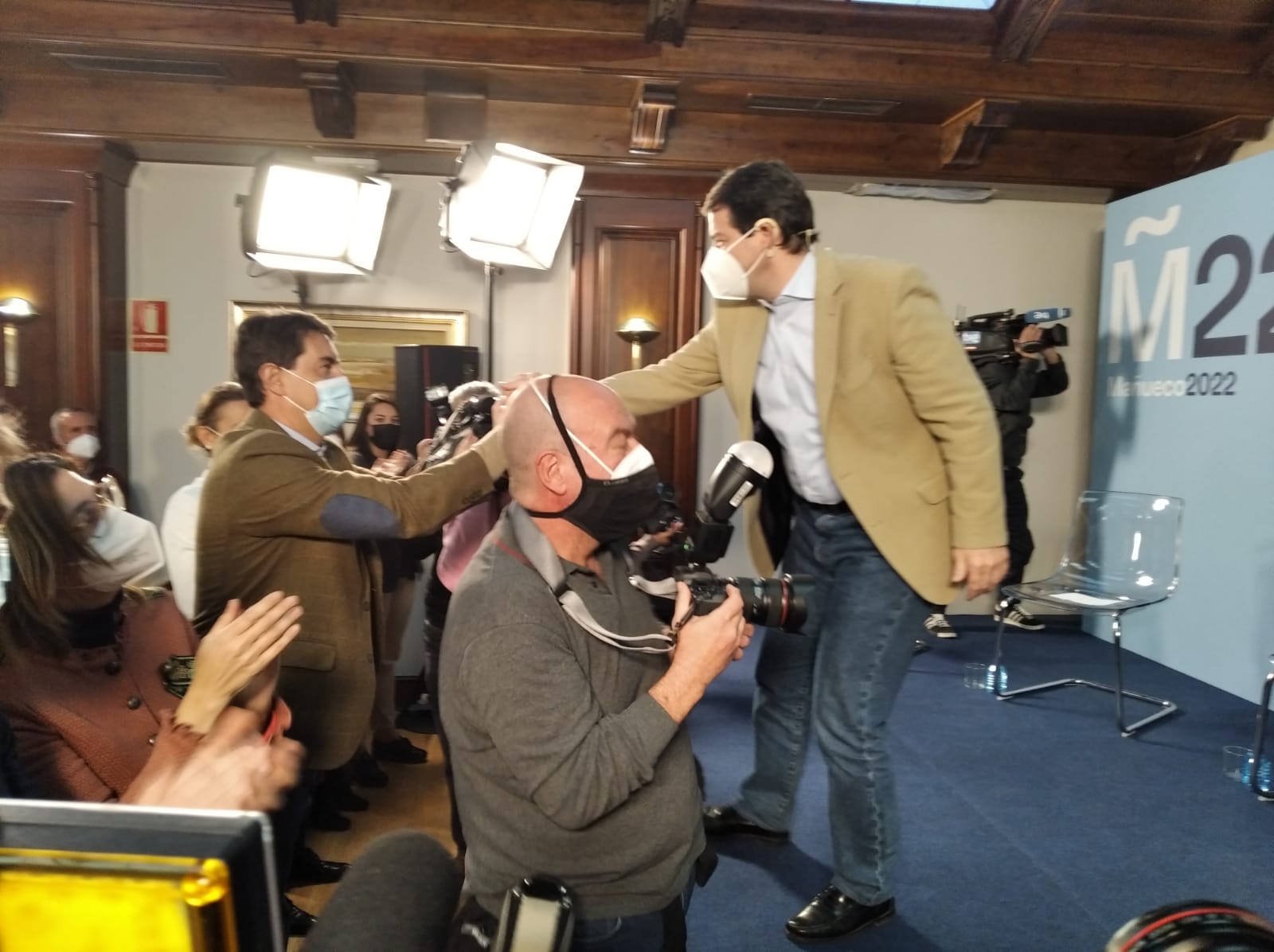 Mañueco saluda a Ángel Ibáñez, candidato burgalés del PP, antes de arrancar el acto