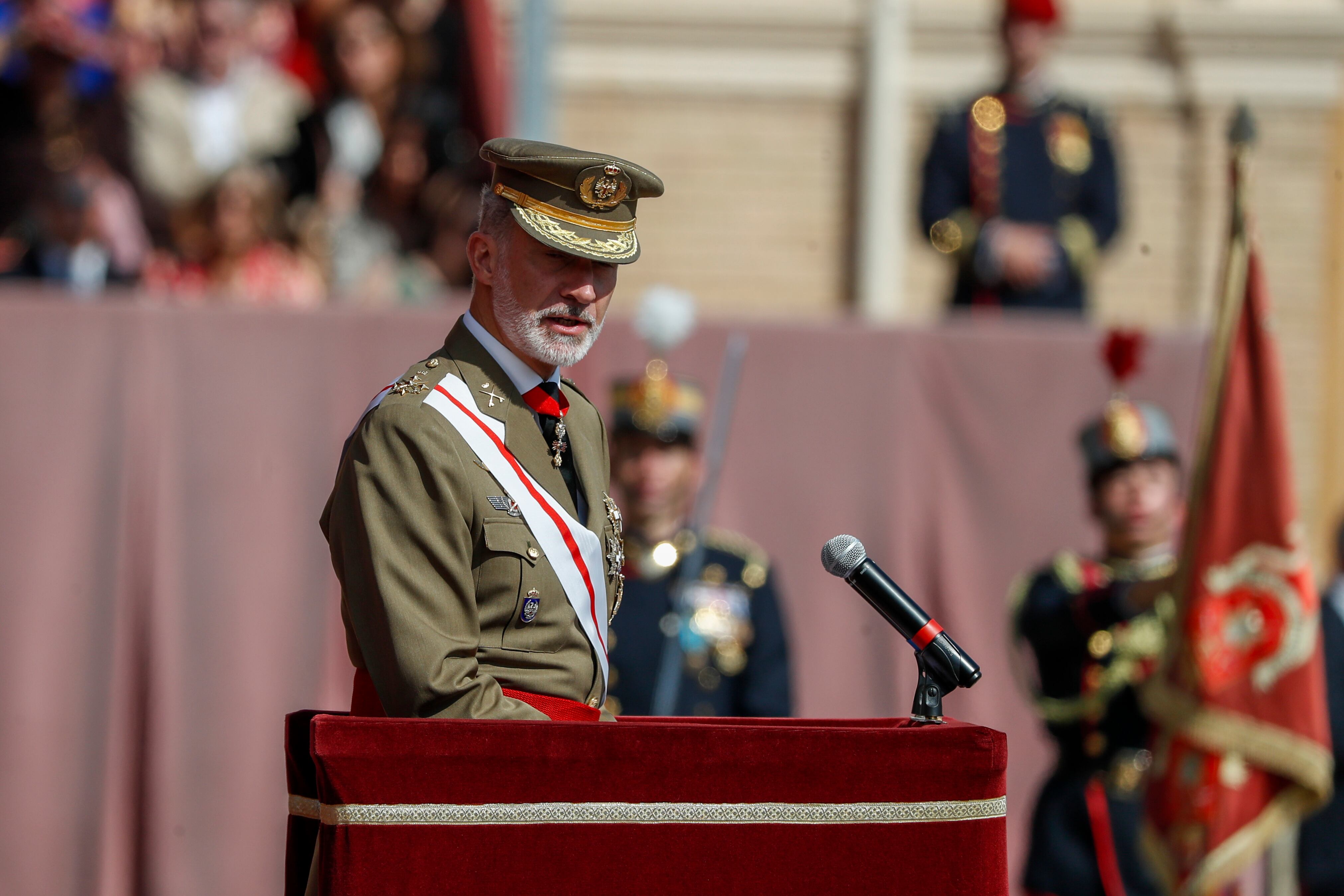 El rey Felipe VI pronuncia un discurso durante la ceremonia oficial en la que la princesa de Asturias, Leonor, ha jurado bandera este sábado en la Academia General Militar de Zaragoza. EFE/Javier Cebollada