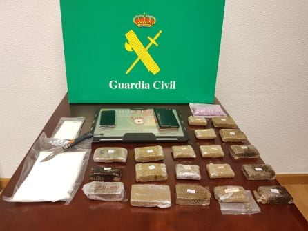 Material incautado en el vehículo durante el operativo
