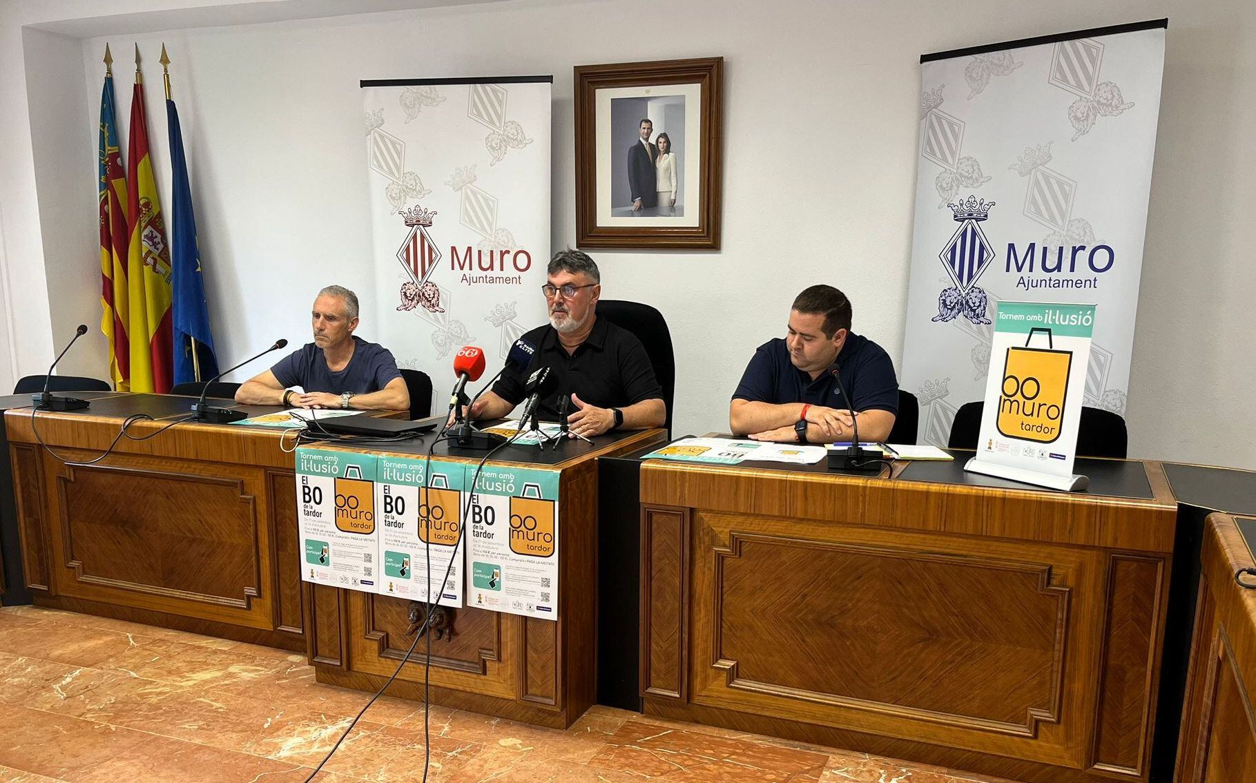 Vicent Molina, alcalde de Muro, junto a Saül Serrano, edil de Promoción Económica, y Manolo Moll, agente de la ADL, en la presentación del 'Bo Muro tardor'.