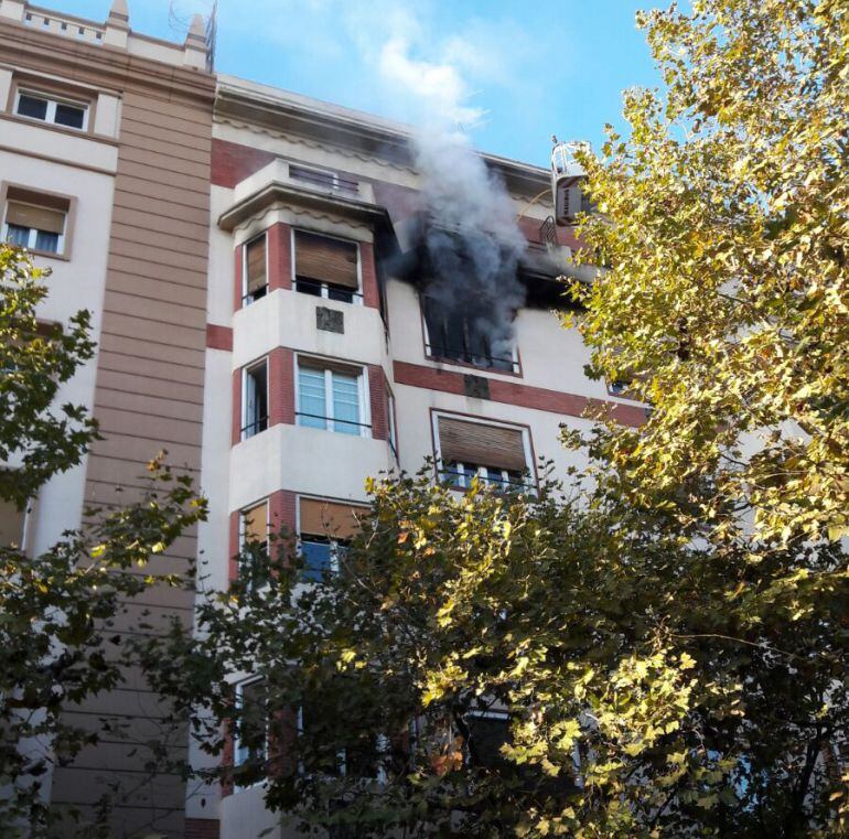 El fuego ha arrasado el piso situado en el 5º piso del número 9 de la plaza de Los Sitios