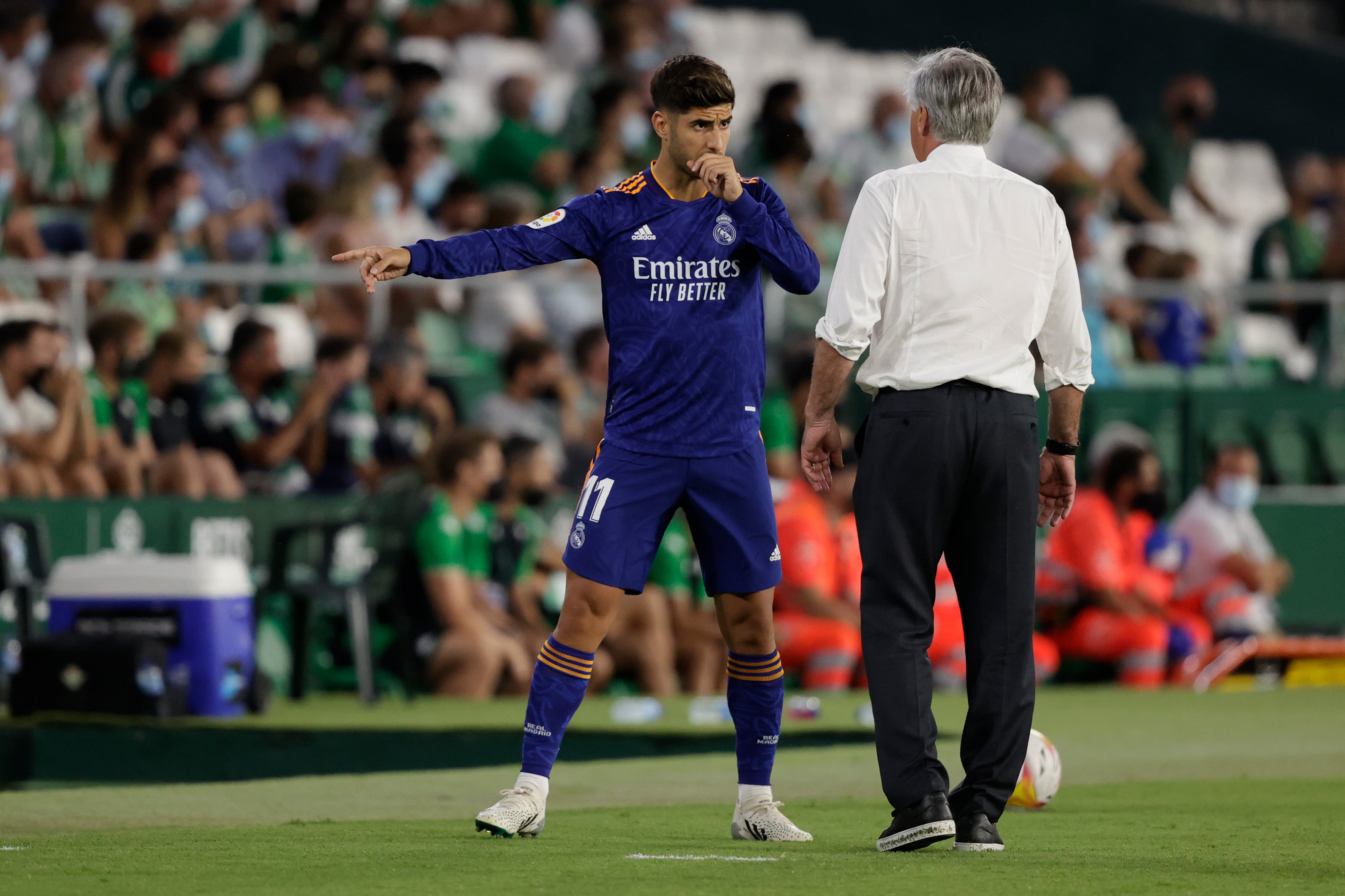 Marco Asensio y Carlo Ancelotti hablando durante un Real Betis - Real Madrid.