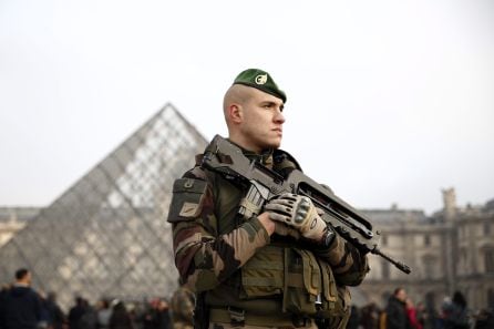 Un soldado galo permanece en guardia ante el museo del Louvre en París.