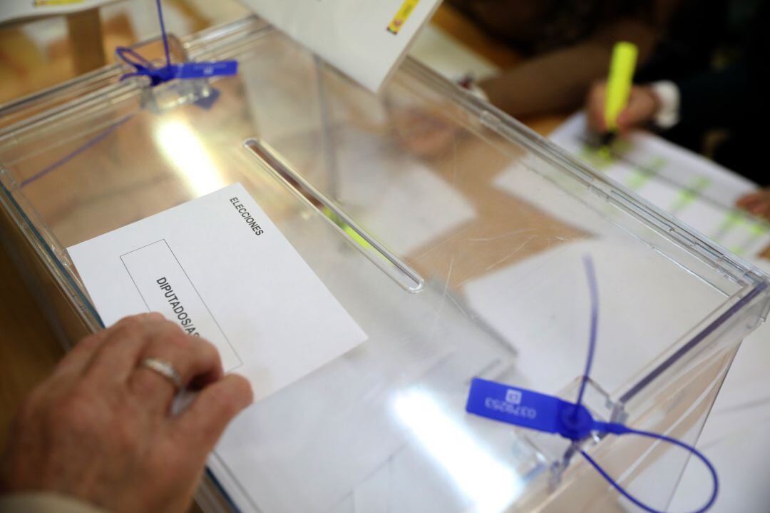 Cuidadanos ejercen su derecho al voto en las elecciones generales 10N en Sevilla, a 10 de noviembre de 2019.
