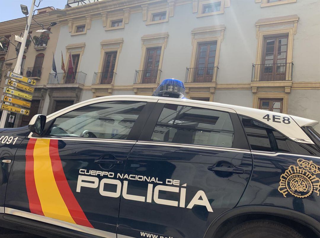 Coche de Policía situado frente a la fachada del hotel Arco de San Juan (Murcia)
