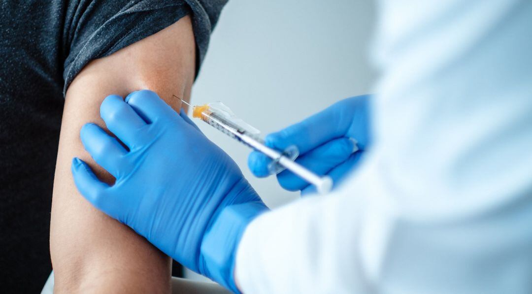 Imagen del primer participante en los ensayos clínicos de la vacuna contra el COVID-19 BNT162, que están desarrollando Pfizer y BioNTech