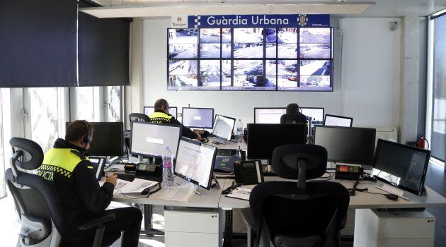 Sala de videovigilància a la comissaria de la Guàrdia Urbana de Tarragona.
