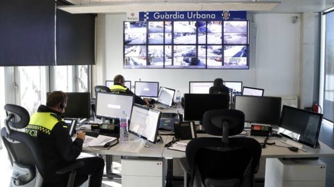 Sala de videovigilància a la comissaria de la Guàrdia Urbana de Tarragona.