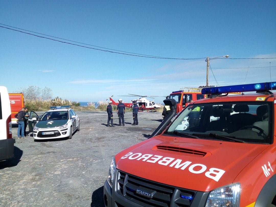 El personal del helicóptero y agentes de la Policía Judicial descendieron hasta la zona de rocas.