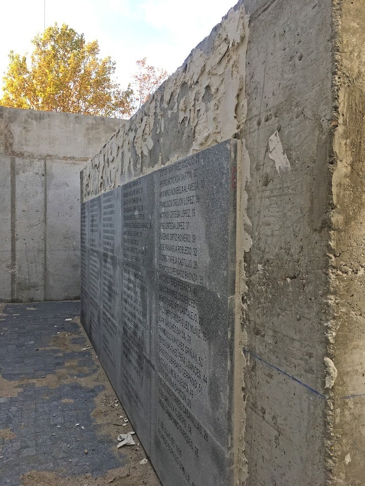 Imagen de la retirada de las lápidas con los nombres de represaliados del franquismo en el Cementerio del Este (Madrid)