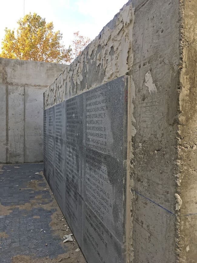 Imagen de la retirada de las lápidas con los nombres de represaliados del franquismo en el Cementerio del Este (Madrid)