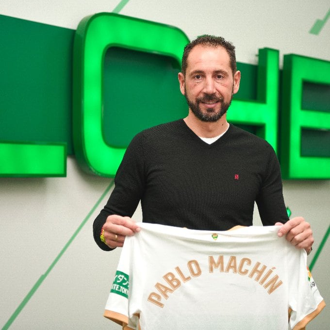 Pablo Machín posa con la camiseta del Elche durante su presentación