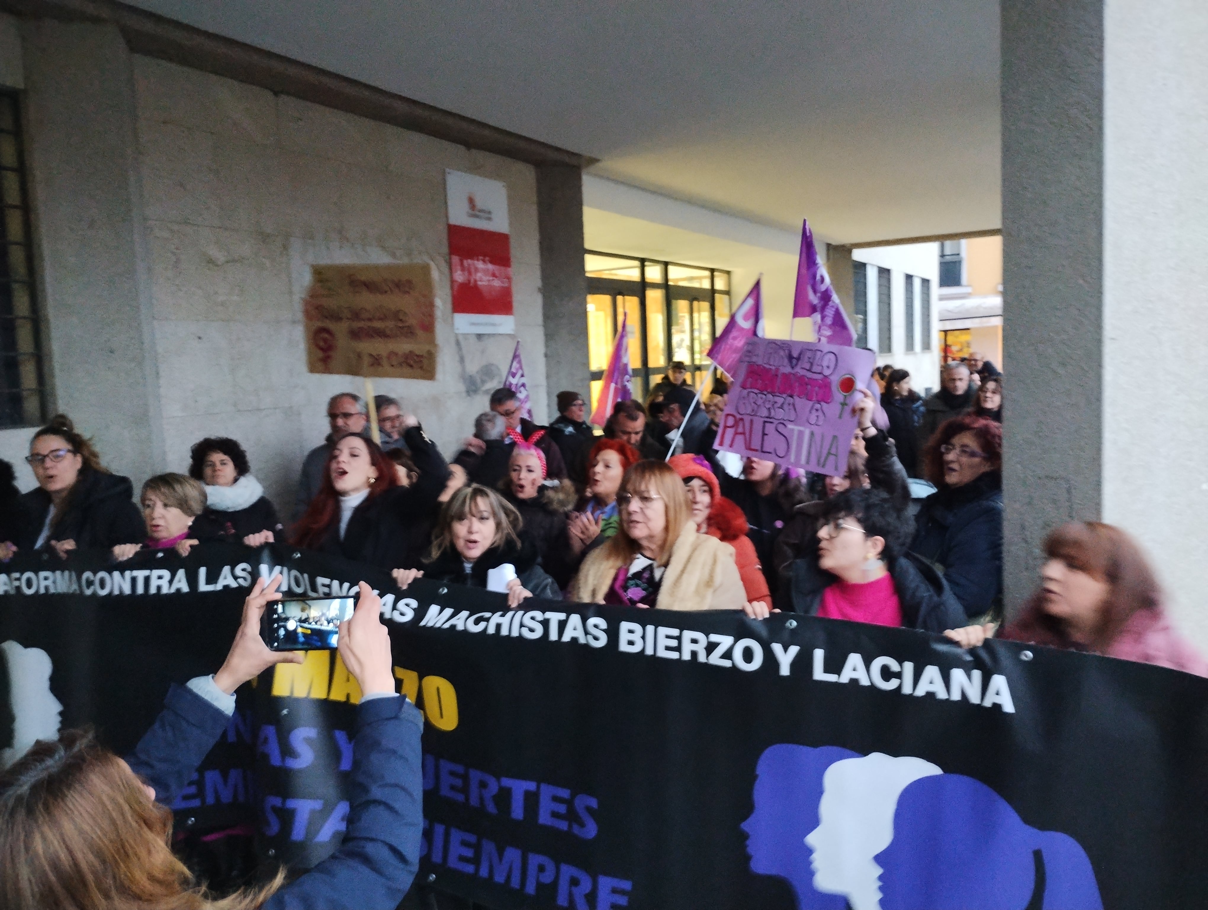 Protesta en la plaza del Ayuntamiento