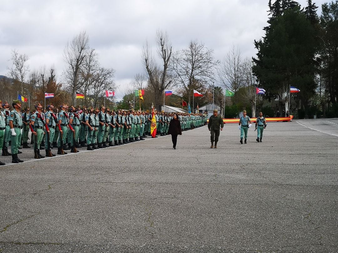 La ministra Robles saluda a las tropas militares con base en el acuartelamiento de Montejaque