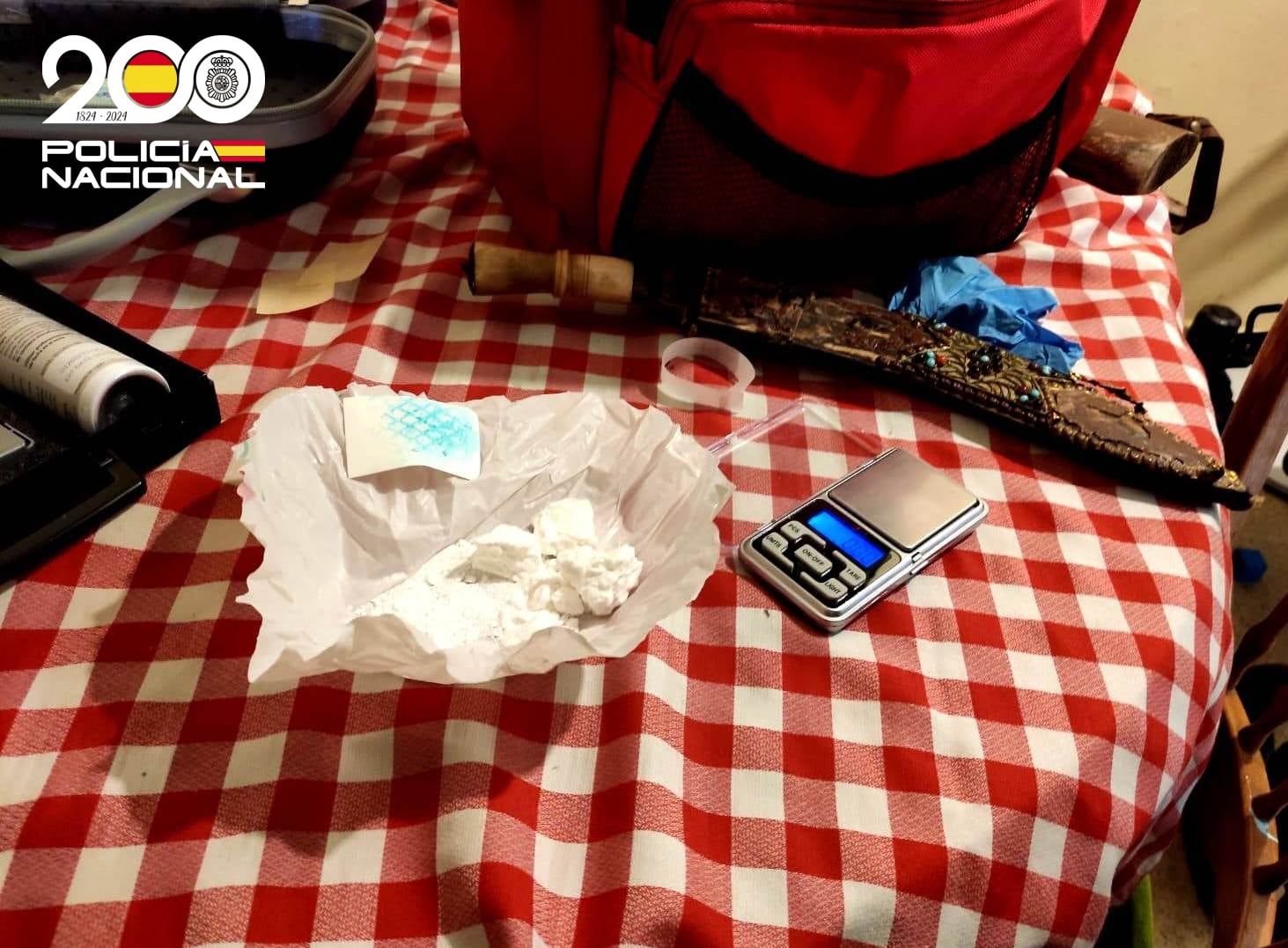 En el registro del domicilio se han intervenido 46 gramos de cocaína, más de 200 euros en efectivo y una báscula de precisión,  además de una escopeta de aire comprimido y un arma blanca tipo daga