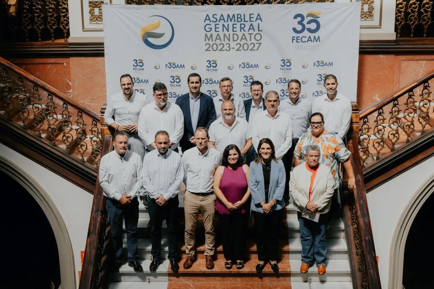 Isidro Pérez, alcalde de San Bartolomé (el segundo por la izquierda en la última fila), en la reunión de la FECAM.