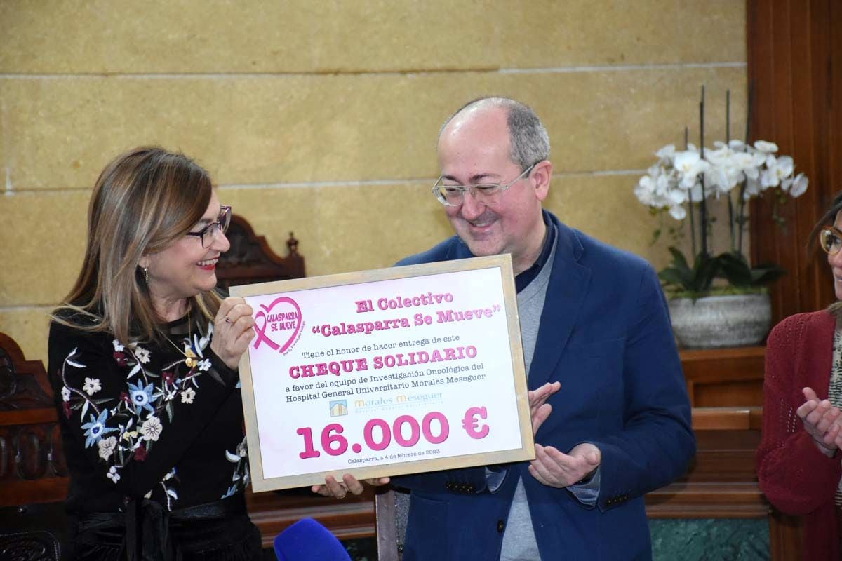 Momento de la entrega por parte de la presidenta, Juana Moya al doctor Francisco Ayala de la Peña, jefe de la sección de Oncología Médica del Hospital Universitario Morales Meseguer