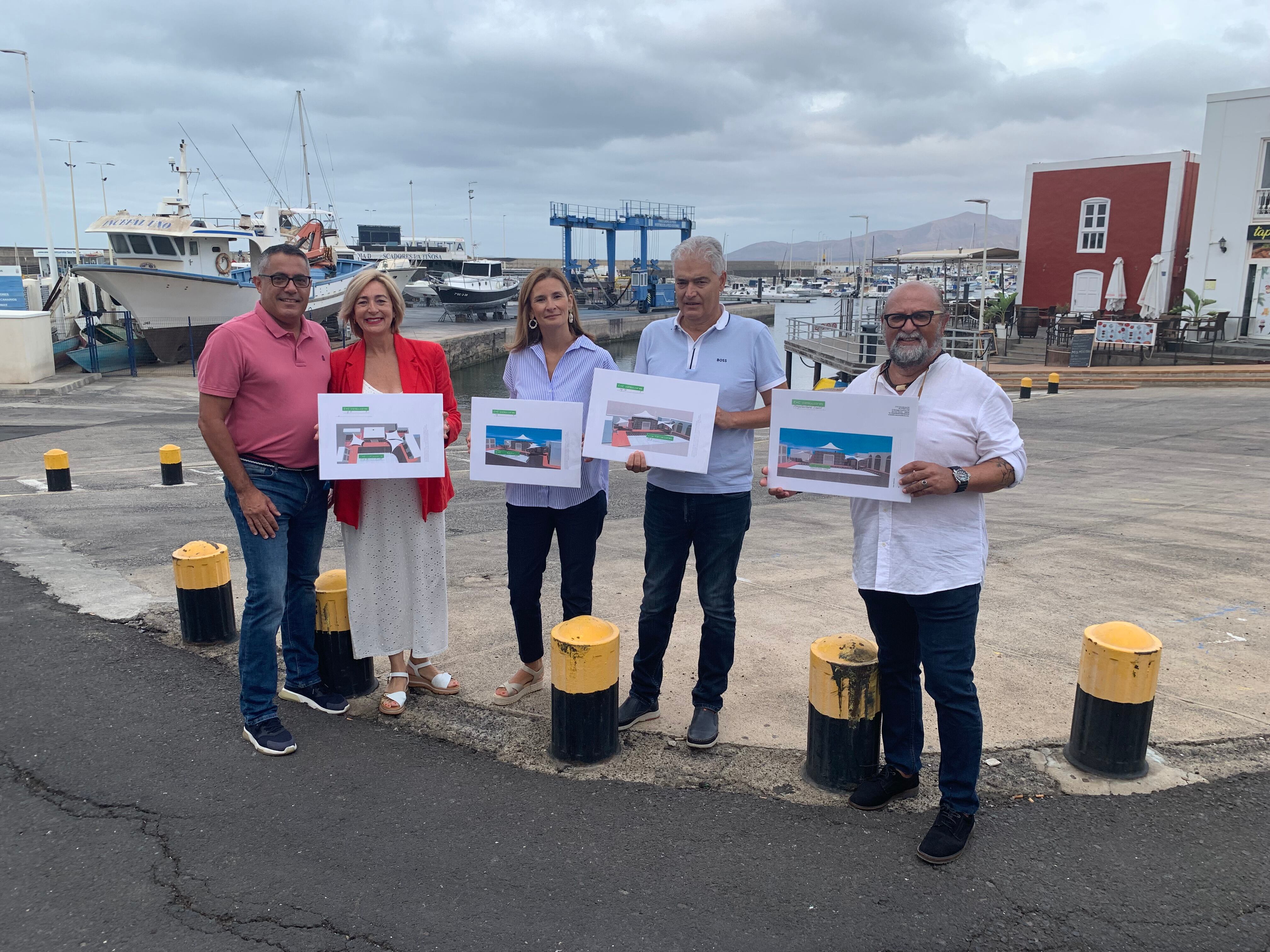 Miembros del Grupo de Gobierno del Ayuntamiento de Tías en las inmediaciones del muelle de La Tiñosa, en Lanzarote.