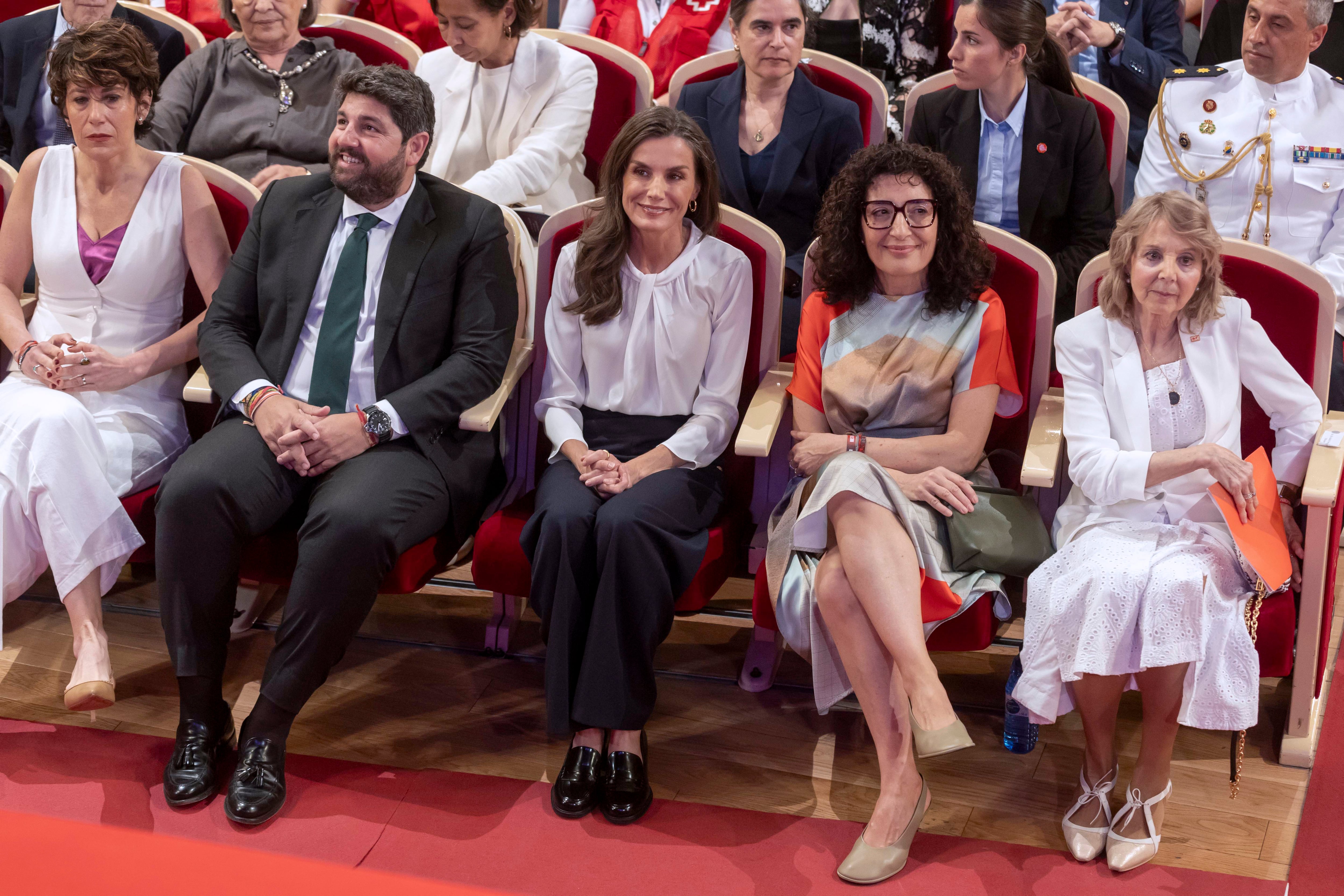 MURCIA, 14/05/2025.- La reina Letizia acompañada por el presidente de la Comunidad de Murcia, Fernando López Miras (2i) y la presidenta de la Cruz Roja Española, María del Mar Pageo (2d), entre otros, este miércoles en el Teatro Romea de Murcia, donde ha presidido la entrega de Distinciones 2025 de Cruz Roja Española, con motivo del Día Internacional de Cruz Roja. EFE/Marcial Guillén