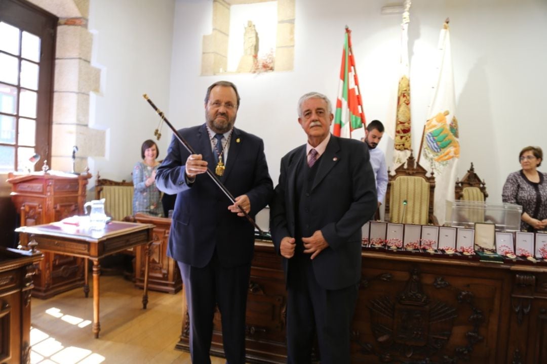 Txomin Sagarzazu (PNV) recibe el bastón de mando de manos del concejal de mayor edad, el socialista Josu Álvarez.. 