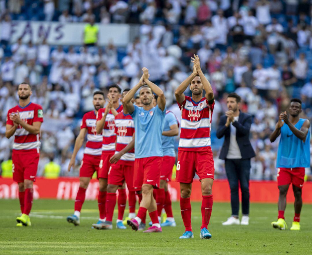 Los jugadores del Granada saludan a la afición rojiblanca desplazada al final del partido