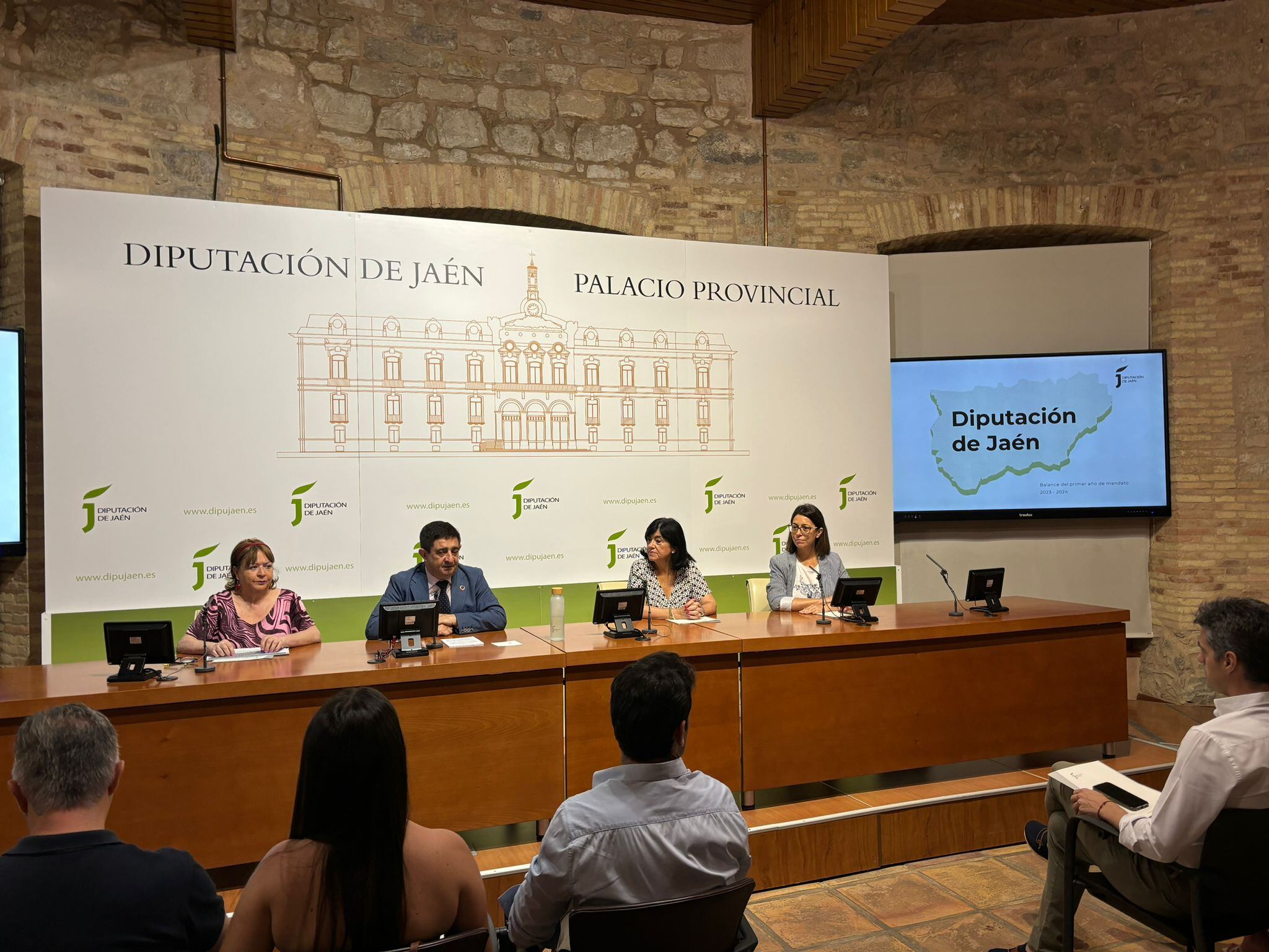 Francisco Reyes, presidente de la Diputación de Jaén, rodeado de sus vicepresidentas, durante la rueda de prensa de este lunes para hacer balance del primer año de este mandato.