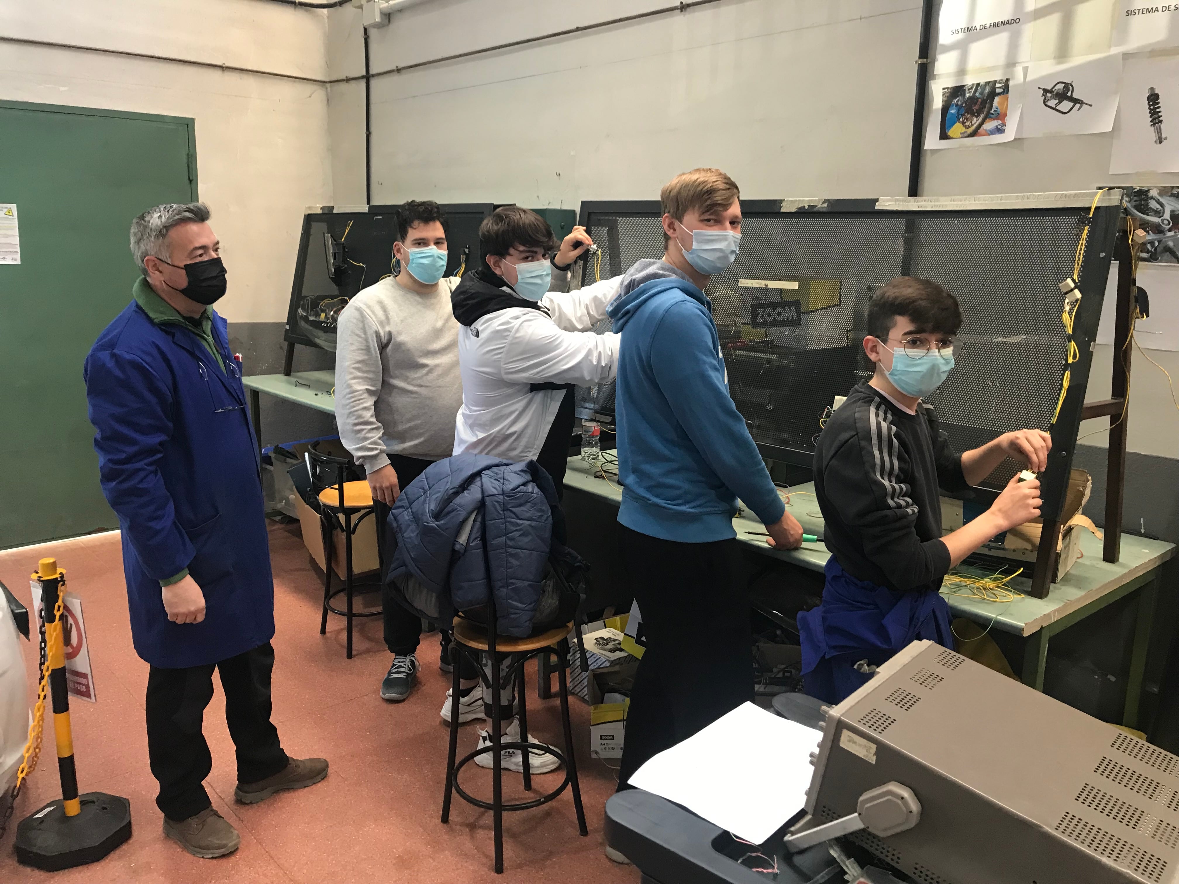 Los alumnos en clase con el profesor César Hernández.