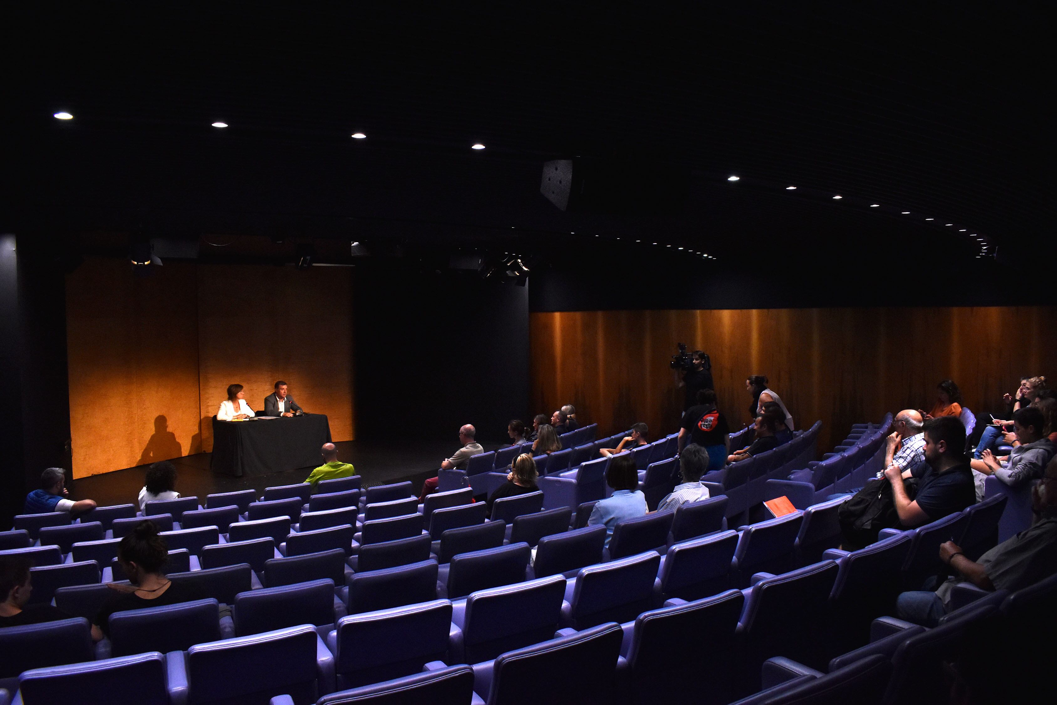 Els cònsols, Josep Majoral i Mireia Codina, van presidir la reunió de poble