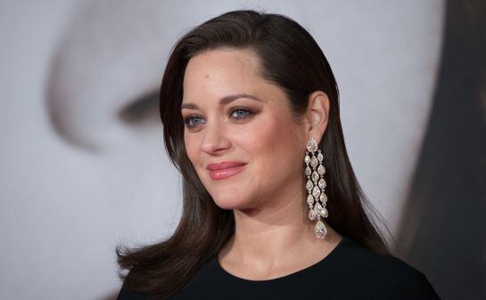 Marion Cotillard, con media sonrisa durante la presentación