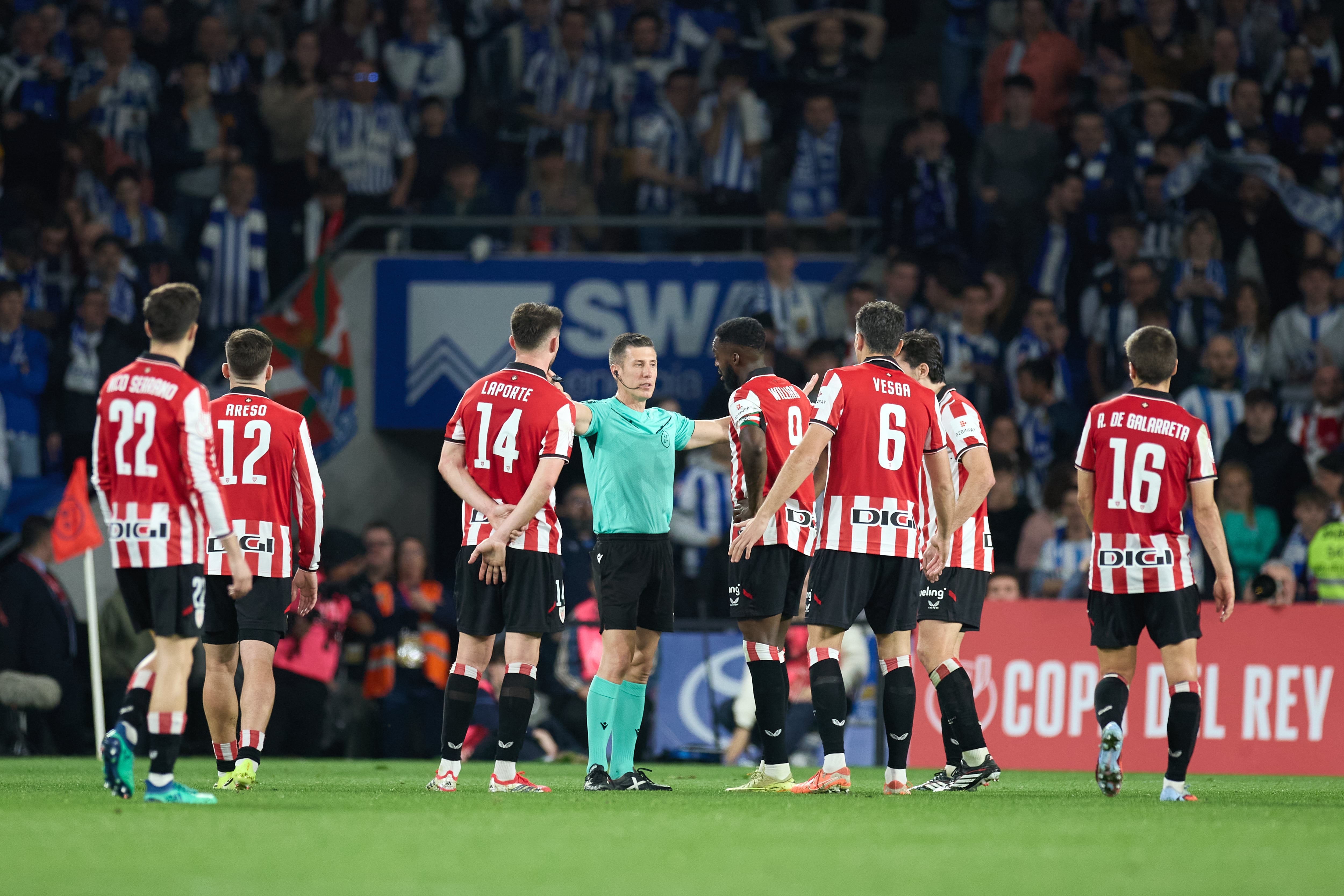 Los jugadores del Athletic reclaman a Soto Grado su decisión de pitar un penalti a favor de la Real, que supuso el gol que provocó la derrota final de los rojiblancos en el partido