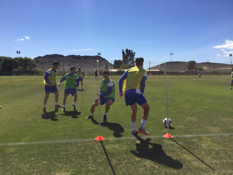 Los jugadores del Hércules entrenandose en las instalaciones de Fontcalent