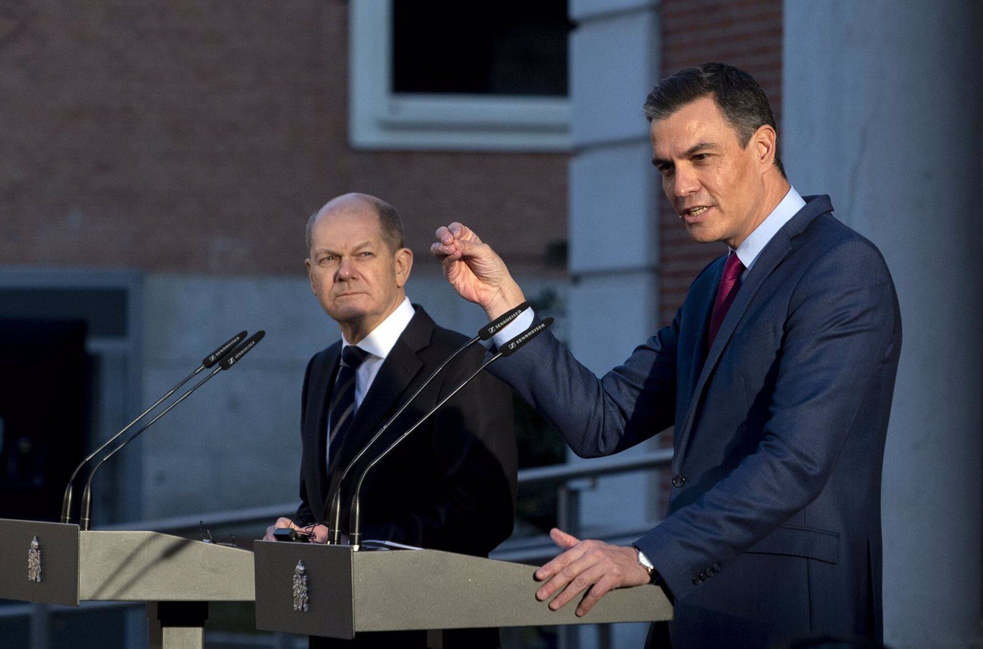 El nuevo canciller alemán, Olaf Scholz (i) y el presidente del Gobierno, Pedro Sánchez (d), comparecen después de su reunión y de un almuerzo de trabajo, en el Palacio de la Moncloa, a 17 de enero de 2022, en Madrid,