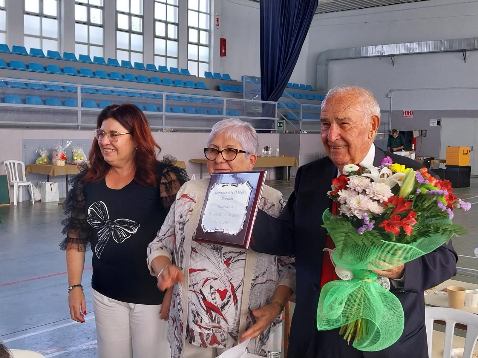 Ricardo Santamaría Ariño recibía un emotivo homenaje. Foto: Ayuntamiento de Altorricón