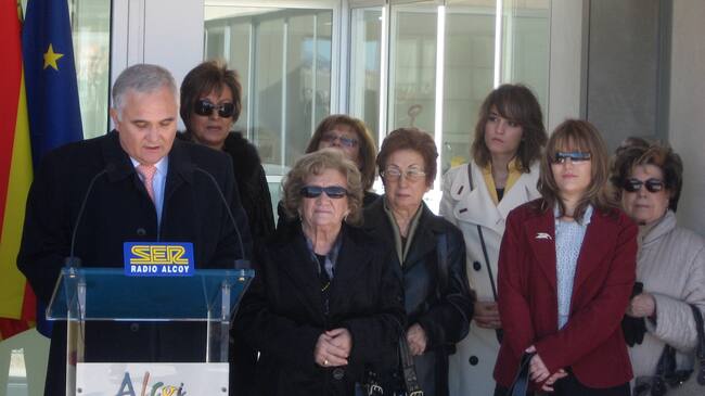 Conchi Raduán López en el centro de la imagen y rodeada de su familia en la inauguración de la calle Radio Alcoy en el 75 aniversario de EAJ-12