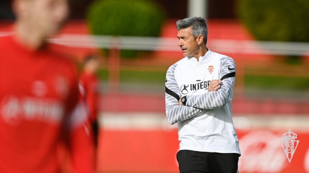 Pep Martí dirigiendo el entrenamiento del Sporting del viernes.