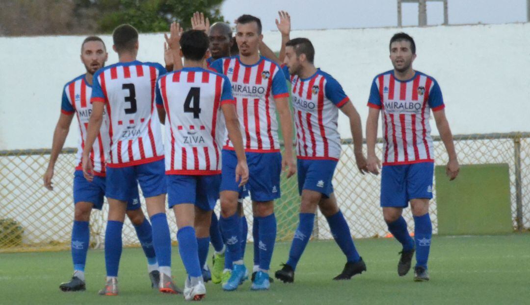 Jugadores del Jávea tras conseguir un gol.