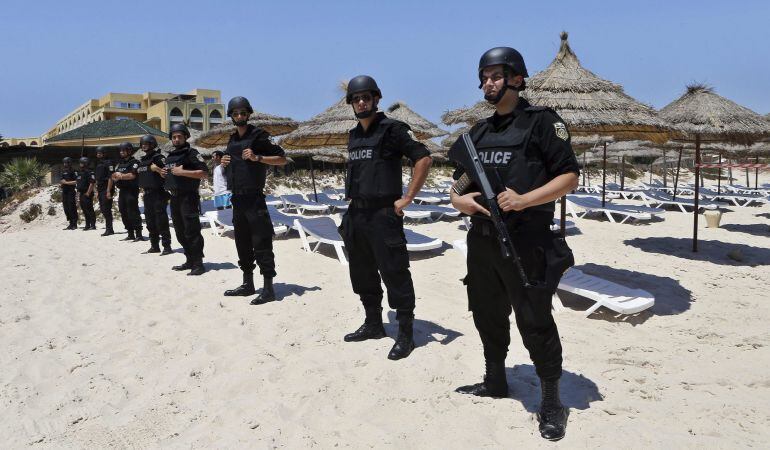 La policía vigila las playas del hotel Imperial Marhaba situado en el complejo turístico de Susa Túnez.