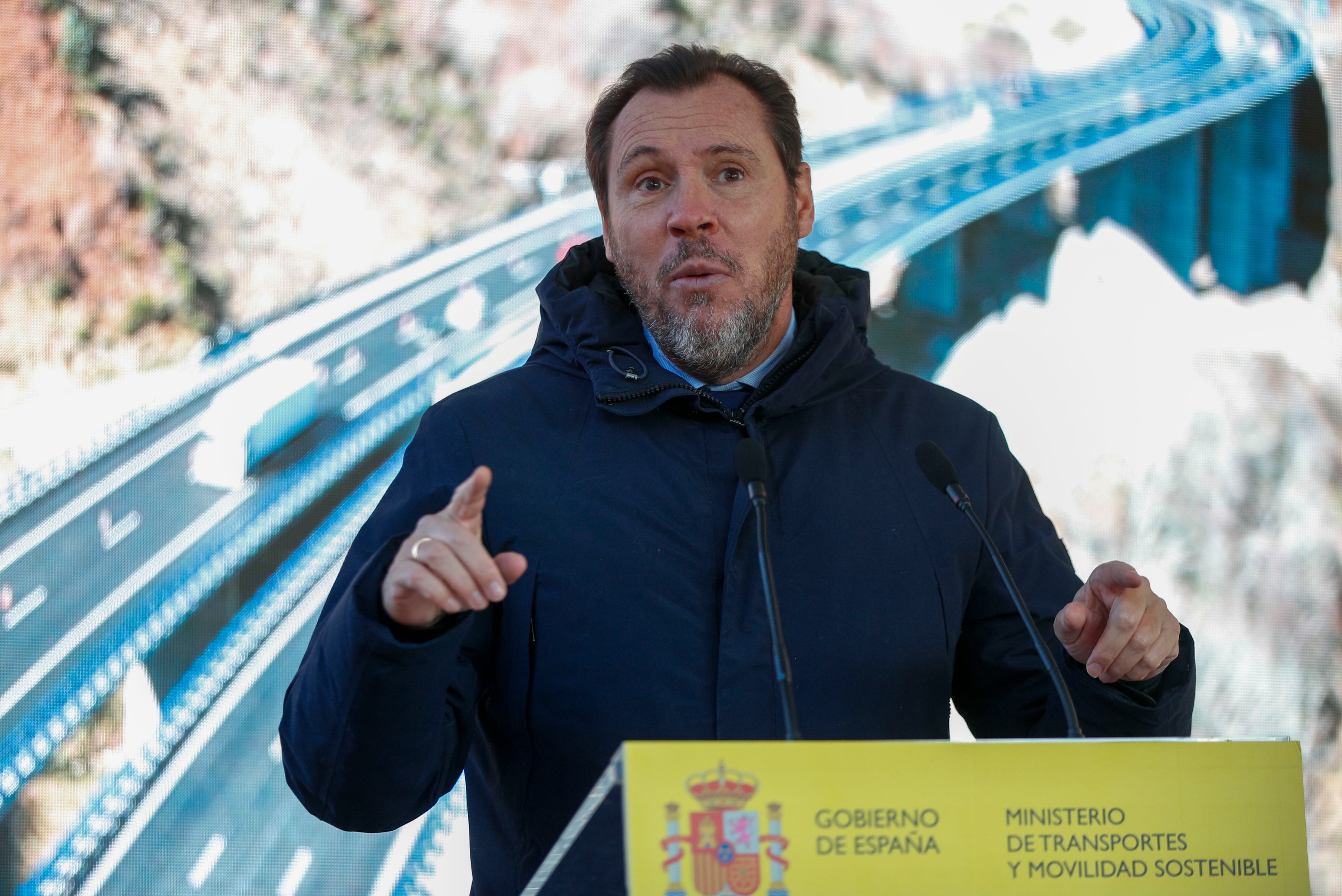 El ministro de Transportes, Óscar Puente durante la puesta en servicio del nuevo viaducto de El Castro de la A-6, sentido A Coruña este lunes en la localidad de Vega de Valcarce.