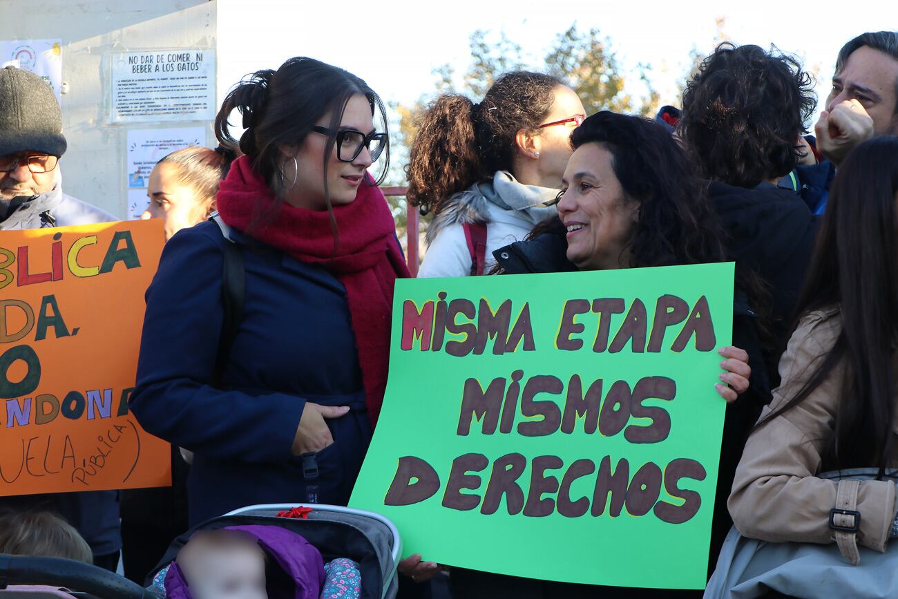 Han acudido a la concentración la concejala de Educación de Elda, María Gisbert, y también representantes de la Agrupación Local de AMPA de Elda