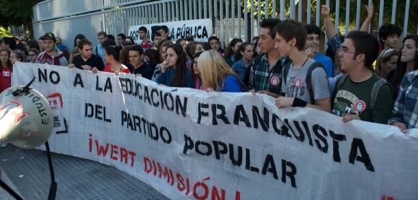 Estudiantes ante el edificio negro en Málaga