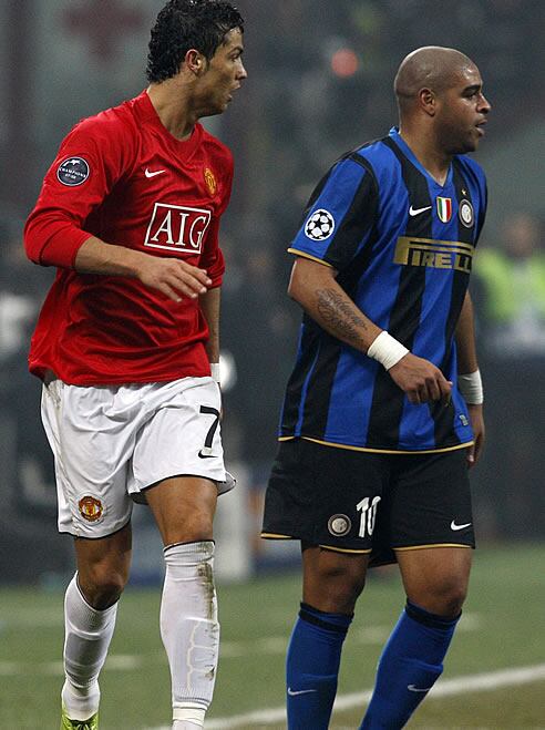 Cristiano Ronaldo y Adriano durante el transcurso del partido