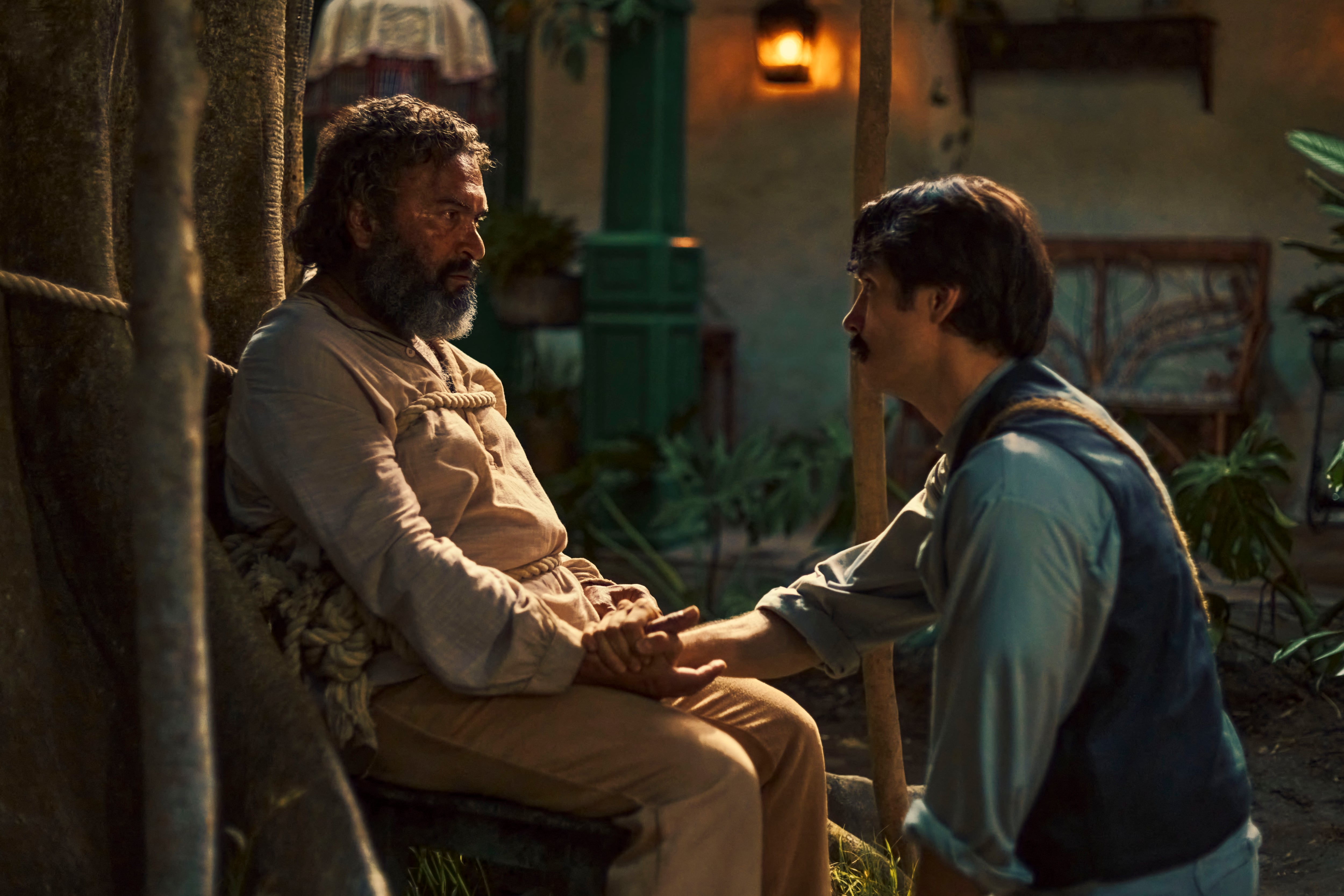 Diego Vásquez como José Arcadio Buendía y Claudio Cataño como Aureliano en la serie sobre el libro de Gabriel García Márquez &#039;Cien años de soledad&#039;. EFE / Netflix/ Pablo Arellano